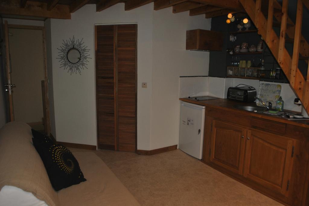 Celinie'S Guest House Gerin ภายนอก รูปภาพ